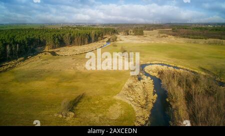 Piccolo fiume in Polonia centrale, illuminata dal sole. Foto Stock