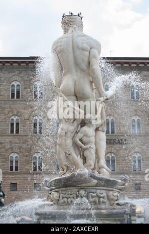 Firenze, Italia - 2020, 2 febbraio: La Fontana del Nettuno situata in Piazza della Signoria, di fronte a Palazzo Vecchio. Progettato da Baccio Foto Stock