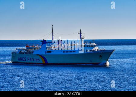 Veduta aerea del traghetto Proteus dalla compagnia di Anes sulla rotta per l'isola di Skopelos, Sporades, Grecia Foto Stock