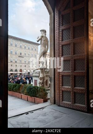 Firenze, Italia - 2020, 2 febbraio: Il grande ingresso principale del palazzo comunale di Palazzo Vecchio, in Piazza della Signoria. Foto Stock