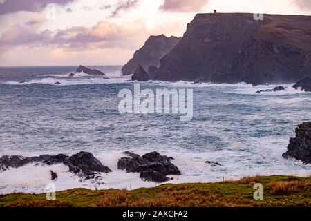 Glencolumbkille durante la tempesta Ciara nella Contea di Donegal - Irlanda. Foto Stock
