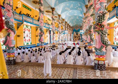 Cao Dai cerimonia in Tay Ninh vicino la città di Ho Chi Minh (Saigon), Vietnam. Foto Stock