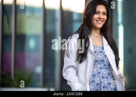 Medico specialista in medicina, medico, dentista, medico con sorriso allegro Foto Stock