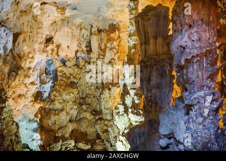 Antiche formazioni rocciose nella grotta di Thien Cung nella baia di Halong, Vietnam. Foto Stock