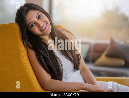 Bella casa vita stile di vita ritratto di un indiano, latina, donna ispanica, naturale, amichevole e affascinante luminoso sorriso con denti perfetti Foto Stock