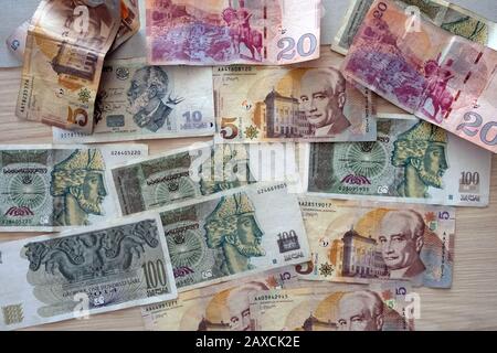 Banconote georgiane di diverse denominazioni nella vista dall'alto del tavolo. Georgia carta moneta nel 2020. Banconote in tagli da 100, 10, 5 e 20 su un voo Foto Stock