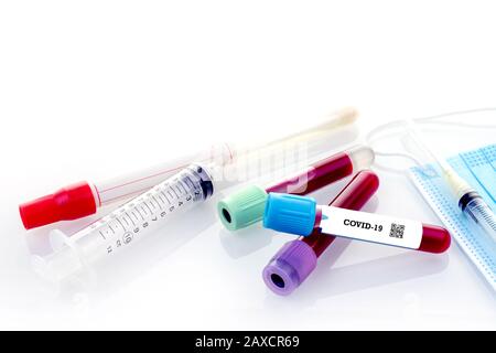 Risultato positivo del test del sangue per il nuovo Coronavirus o COVID-19 che si sta diffondendo rapidamente, originario di Wuhan China. Foto Stock