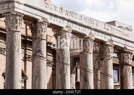 Tempio di Antonino e Faustina nel Foro Romano, Roma, Italia. Foto Stock