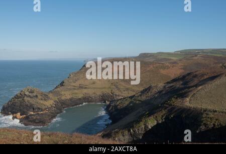 Ingresso al porto del villaggio di pescatori di Boscastle sul South West Coast Path sull'Oceano Atlantico in Cornovaglia rurale, Inghilterra, Regno Unito Foto Stock