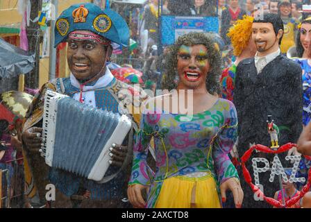 21/02/2012. Credito: Gil Vicente/Fanzine. Desfile de Bonecos Gigantes na terça feira de Carnaval, em Olinda. A concentração para o desfile aconteceu Foto Stock