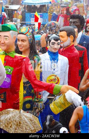 21/02/2012. Credito: Gil Vicente/Fanzine. Desfile de Bonecos Gigantes na terça feira de Carnaval, em Olinda. A concentração para o desfile aconteceu Foto Stock