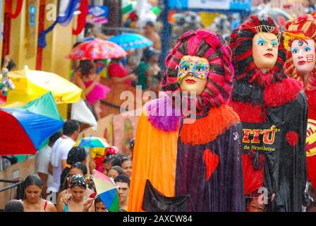 21/02/2012. Credito: Gil Vicente/Fanzine. Desfile de Bonecos Gigantes na terça feira de Carnaval, em Olinda. A concentração para o desfile aconteceu Foto Stock