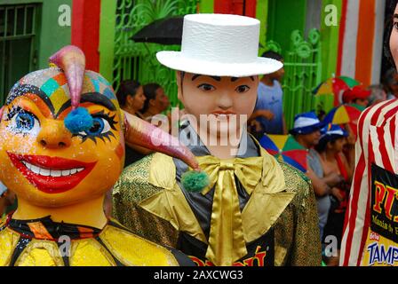 21/02/2012. Credito: Gil Vicente/Fanzine. Desfile de Bonecos Gigantes na terça feira de Carnaval, em Olinda. A concentração para o desfile aconteceu Foto Stock