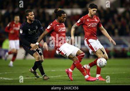 Tomer Hemed di Charlton Athletic, Gaetan Bong di Nottingham Forest e Tobias Figueiredo in azione durante la partita Sky Bet Championship al City Ground, Nottingham. Foto Stock