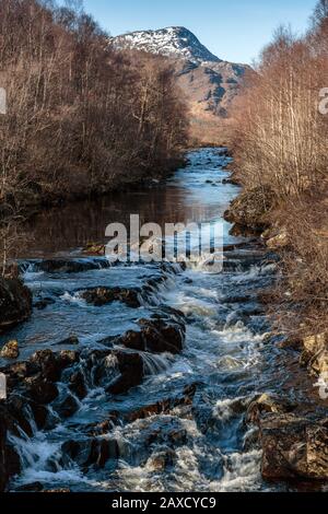 Fiume Moriston e cade con Bun Loyne in lontananza, preso dal Ponte Moriston, Glen Moriston Highlands scozzesi Foto Stock