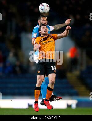 Bradley Johnson (a sinistra) di Blackburn Rovers e George Honeyman di Hull City combattono per la palla durante la partita Sky Bet Championship a Ewood Park, Blackburn. Foto Stock