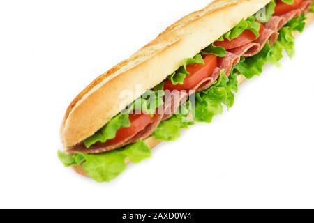 Baguette sandwich sub con pomodori salame insalata fresca e formaggio isolato su sfondo bianco. Foto Stock