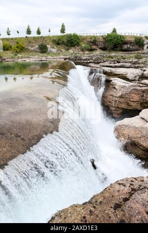 Cascate del Niagara di Montenegrin. Si trova nel sobborgo di Podgorica, Montenegro, Europa. Persone a piedi. Vista aerea Foto Stock