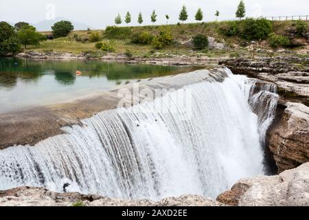 Acque azzurre del fiume Cijevna, Montenegro, Europa. Cascate del Niagara di Montenegrin nei dintorni di Podgorica. Giorno di pioggia Foto Stock