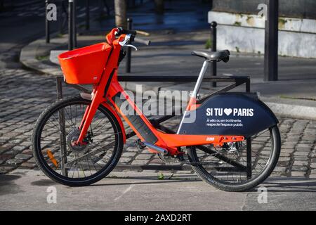 Parigi, FRANCIA - 2 FEBBRAIO 2020: Salta la bici elettrica senza dockless rossa acquisita da Uber parcheggiata sul marciapiede, invadendo i marciapiedi di Parigi. Foto Stock