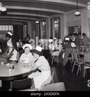 Anni '1960, storico, infermieri e altro personale medico in una mensa ospedaliera, Londra, Inghilterra, Regno Unito. Foto Stock