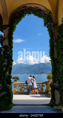 Lenno, ITALIA - 8 SETTEMBRE 2018: Coppia di amanti che si affacciano sul lago di Como da una terrazza della famosa Villa del Balbianello in Italia. Foto Stock