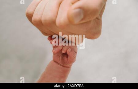 Pugno di papà e neonato - momenti felici della famiglia Foto Stock