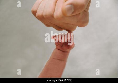 Pugno di papà e neonato - momenti felici della famiglia Foto Stock