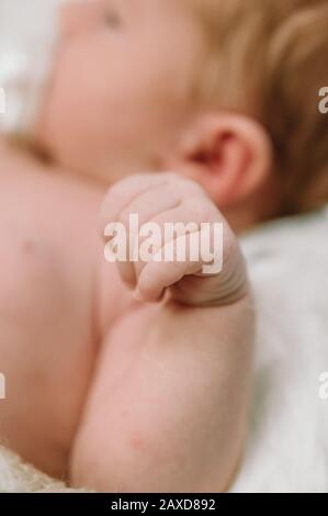 Pugno del neonato - Concetto felice della famiglia. Foto Stock