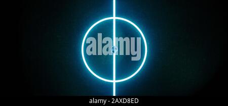 Campo da calcio neon in corto e visto dall'alto, con palla nera in mezzo e linee luminose su sfondo scuro Foto Stock