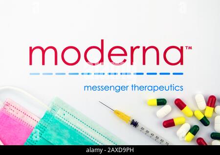 Il logo di moderna Medical compamy visto sulla brochure con le maschere virali, la siringa e le pillole. Concetto di foto. Foto Stock