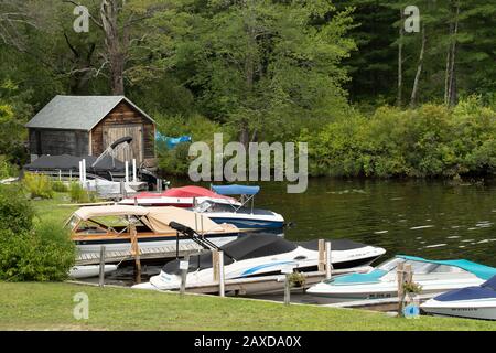 Piccolo porticciolo vicino alla RT 109 accanto al lago Winnipesaukee Foto Stock