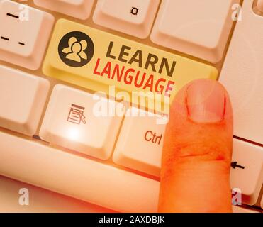 Scrittura concettuale della mano che mostra il linguaggio di apprendimento. Concetto che significa capacità di comunicare nella seconda lingua o in quella straniera Foto Stock