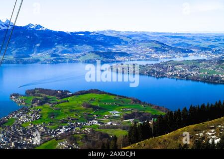 Panorama panaramico di Weggis, Vierwaldstattersee, Lago di Lucerna, Svizzera, tratto dall'interno di una cabina di funivia. Foto Stock