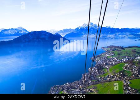 Panorama panaramico di Weggis, Vierwaldstattersee, Lago di Lucerna, Svizzera, tratto dall'interno di una cabina di funivia. Foto Stock