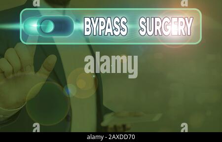 Scrittura concettuale della mano che mostra la chirurgia di bypass. Concetto che significa tipo di chirurgia che migliora il flusso sanguigno al cuore Foto Stock