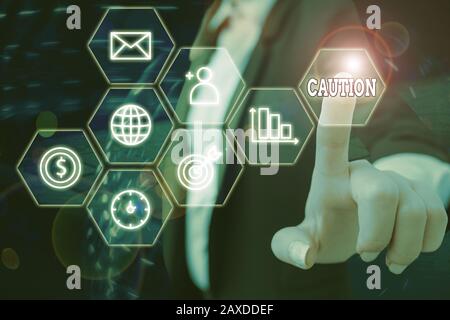 Nota di scrittura che mostra attenzione. Concetto di business per la cura presa per evitare pericolo o errori Avvertenza segno prevenzione Foto Stock