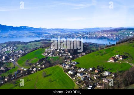 Panorama panaramico di Weggis, Vierwaldstattersee, Lago di Lucerna, Svizzera, tratto dall'interno di una cabina di funivia. Foto Stock