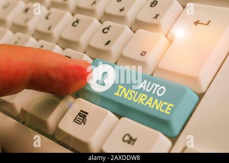 Scrittura a mano di testo Auto Insurance. Le foto concettuali riducono i costi associati all'ingresso in un incidente automatico Foto Stock