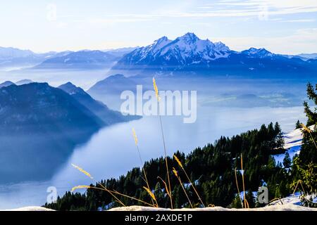 Panorama panaramico del monte Pilatus che torreggia in modo imponente su Vierwaldstattersee, Lago di Lucerna, Svizzera Foto Stock