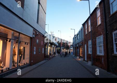 Pescod Square, quartiere dello shopping in città quasi deserta nel tardo sabato pomeriggio a BOSTON Lincolnshire, Foto Stock