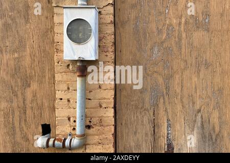 una scatola inutilizzata arrugginita muro utilità Foto Stock