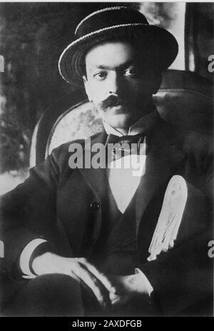 1912 , ITALIA: Italo SVEVO ( 1861 - 1928 ) , pseudonimo di Ettore Schmitz , celebre scrittore italiano - LETTERATURA - LETTERATURA - baffi - baffi - paglietta - cappello - papillon - tie - cravatta- BELLE EPOQUE ---- Archivio GBB Foto Stock