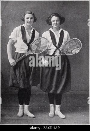 Circle (Annuario Dell'Abate Academy) . SQUADRA di basket Barbara Goss {Captain), ForwardCatherine Damon, ForwardHarriet Edgell, GuardHenrietta Thompson, Guard Priscilla Bradley, GuardMarianna Wilcox, Side CenterBetty Chapman, Side CenterMary E. Polk, Jumping Center 72 The Abbot Circle 192 1. Marion Saunders Tennis Team Anne Darling Kathleen Dyke 73 Foto Stock