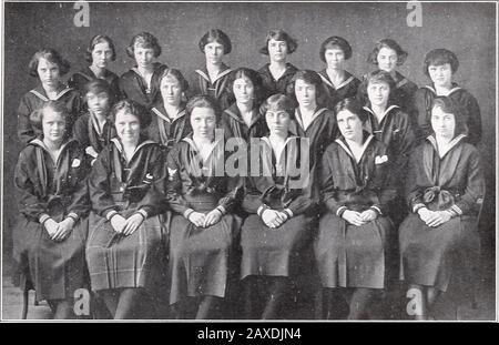 Circle (Annuario Dell'Abate Academy) . Agenti Dell'Associazione Atletica Presidente Katharine Weld Vicepresidente Mary Harrison Segretario Mary Talcott Tesoriere Marion Saunders 68 The Abate Circle 19 2 1. •A SOCIETY President Secretary and Treasurer Anne DarlingMiriam BickfordFrances HoweNatalie PageAxxe WhineryKatharine WeldLydia KunkelHarriet EdgellMary E. Polk Kathleen Dyke69 Elizabeth WeldBarbara Goss Florence HinckleyLora BarberMary TalcottBetty ChapmanMarianna WilcoxCatherine DamonPriscilla Bradleypsleyla Hexunetta Circle 2 Foto Stock