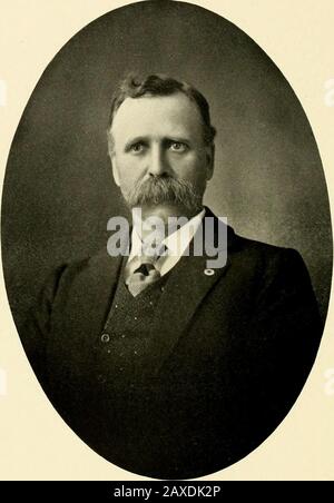 Storia delle contee di Allen e Woodson, Kansas : abbellite da ritratti di persone conosciute di queste contee, con biografie dei nostri cittadini rappresentativi, tagli di edifici pubblici e una mappa di ogni contea . -^..^ )a-^^. /l^o e k,^. S:C(^JLA^ CONTEE DI WOODSON, KANSAS. 627 non solo da questa città, ma anche da Coyville e Butfalo ed è quiteestensive. È il medico più anziano in anni di pratica continua nella contea di Woodson e come tempo ha inseguito ha mantenuto facilmente il suo rankr.mong i medici più importanti di questa sezione dello stato. Ha k^plabreast con i progressi fatti b Foto Stock