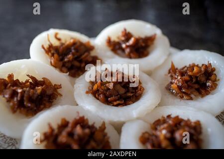 Il popolare cibo per la colazione a Singapore, fatto di torta di riso al vapore con piatti di rafano conservati, conosciuto come Chwee Kueh, è originariamente un piatto di cucina Teochew. Foto Stock