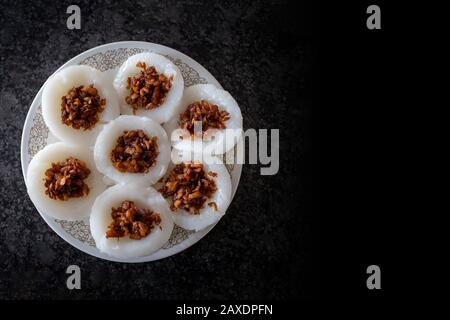 Il popolare cibo per la colazione a Singapore, fatto di torta di riso al vapore con piatti di rafano conservati, conosciuto come Chwee Kueh, è originariamente un piatto di cucina Teochew. Foto Stock