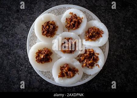 Il popolare cibo per la colazione a Singapore, fatto di torta di riso al vapore con piatti di rafano conservati, conosciuto come Chwee Kueh, è originariamente un piatto di cucina Teochew. Foto Stock