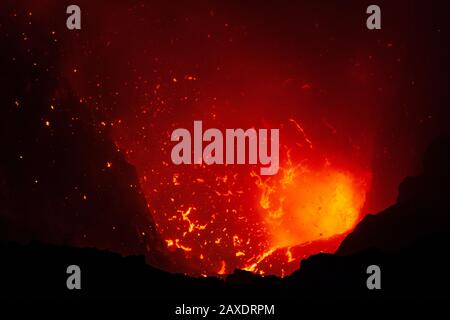 Eruzione notturna del vulcano Yasur esplosione lavica dell'isola di Tanna Foto Stock